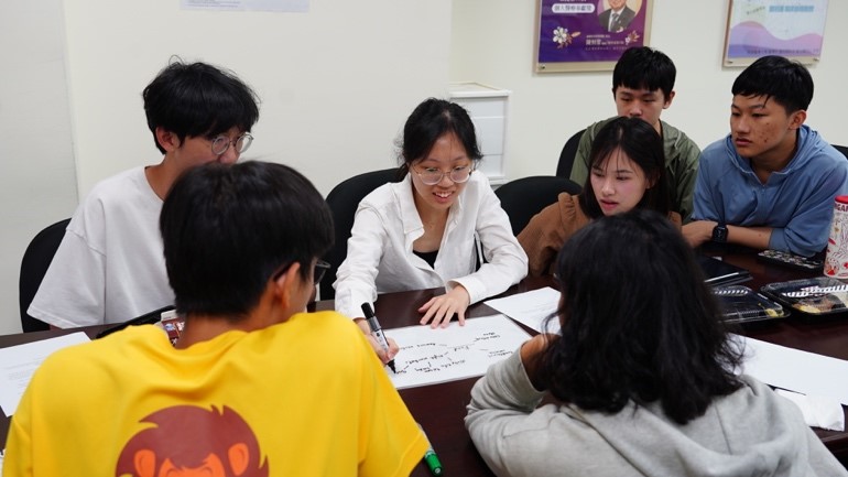 學生分組討論高雄導覽架構2.jpg