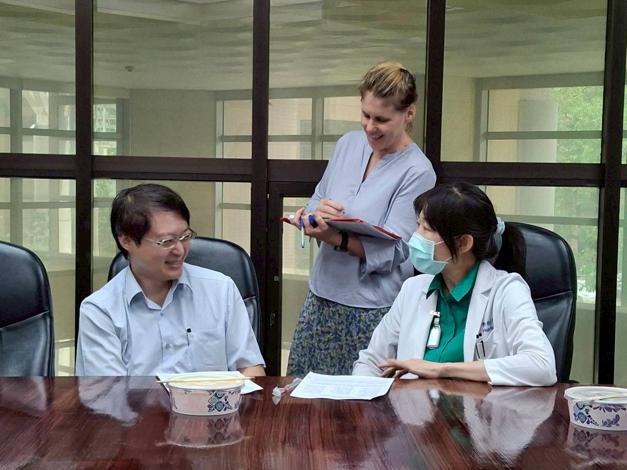 LINE ALBUM 1141015 English Corner 251021 25