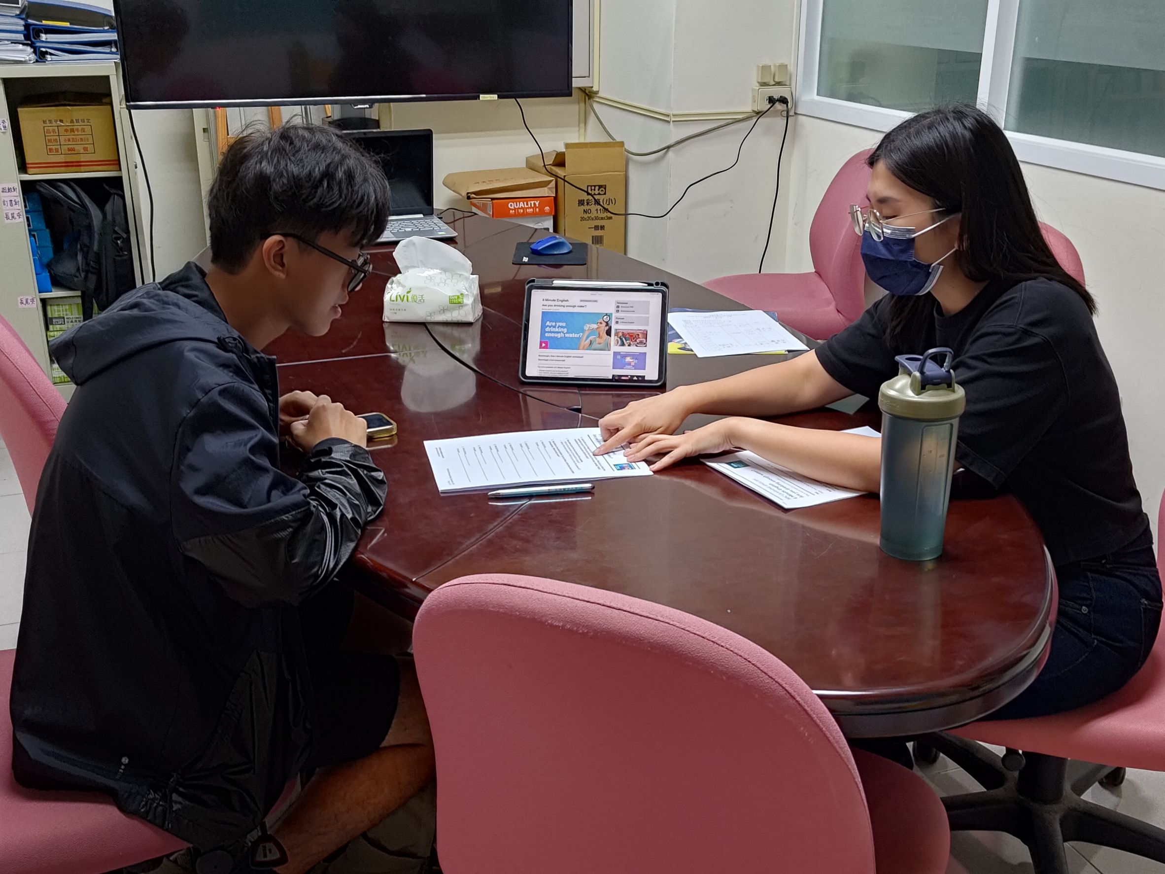 英語助教針對活動講義進行說明