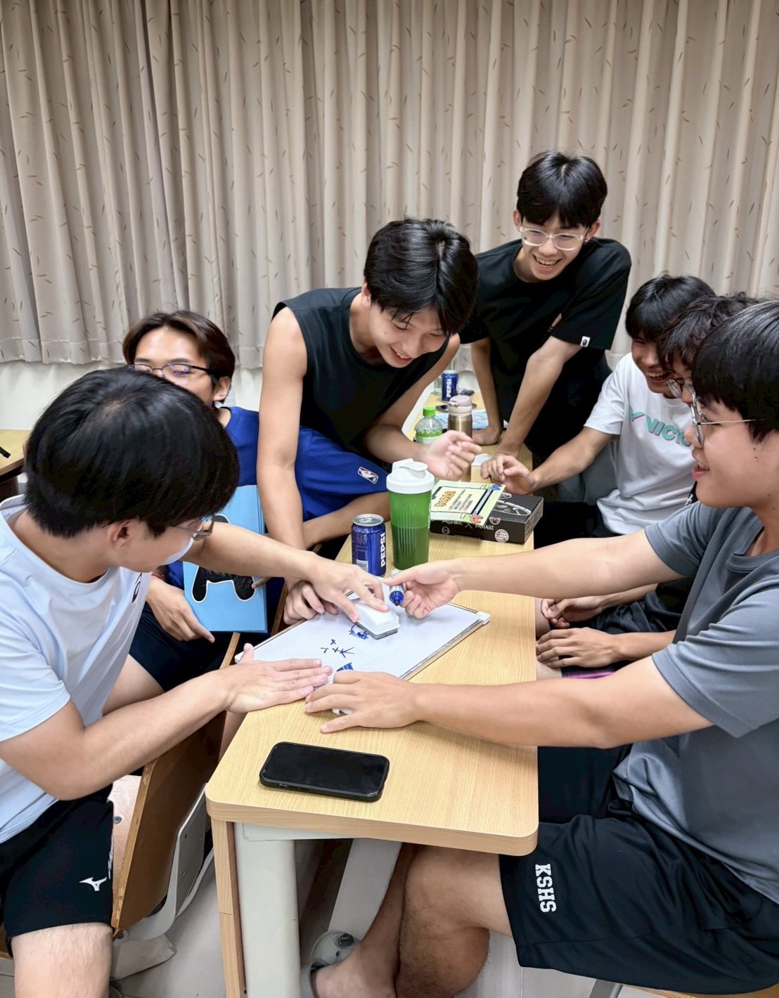 1. 參賽者們討論答案中