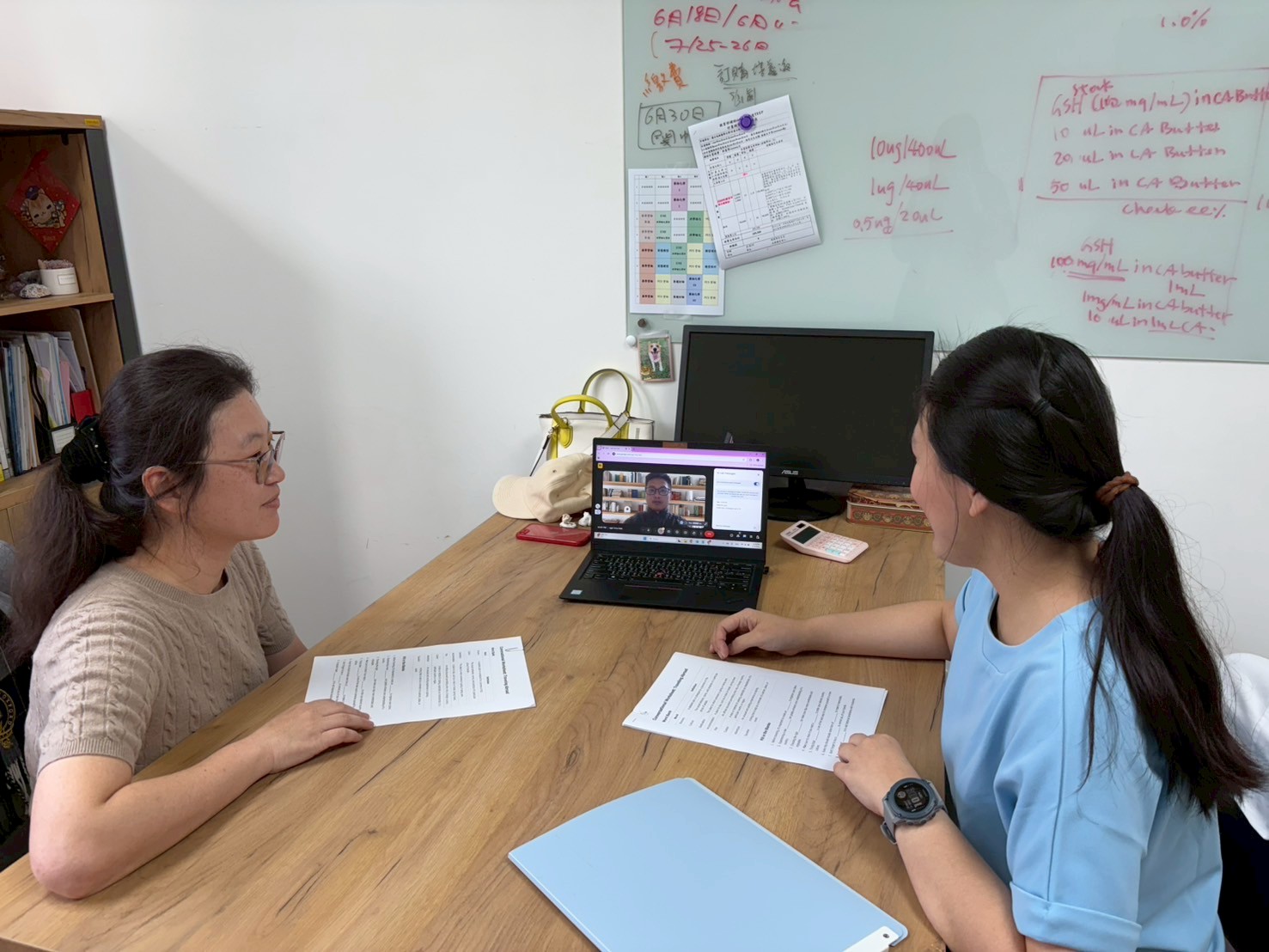 教師與講師進行交流